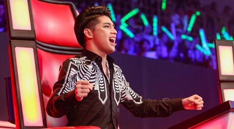 Noo Phuoc Thinh nhun nhay tren ghe nong co vu cho tro cung hinh anh