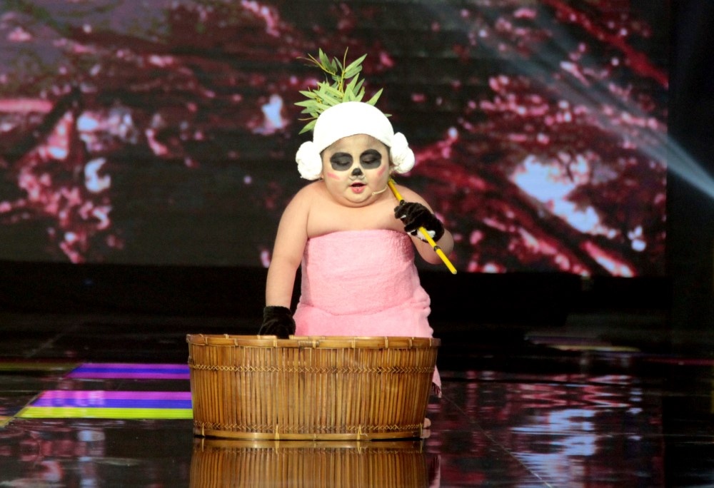 Tin Tin nhay sexy, lac hong dieu luyen tren san khau hinh anh