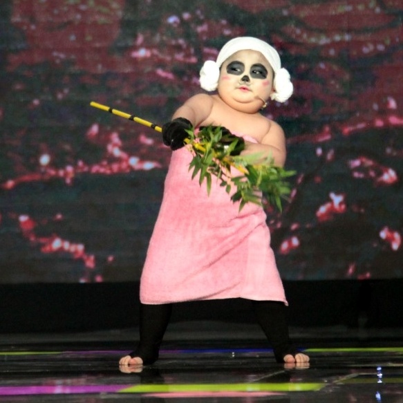 Thần đồng diễn xuất Tin Tin lắc mông điệu nghệ ảnh 1 Than dong dien xuat Tin Tin lac mong dieu nghe anh 1