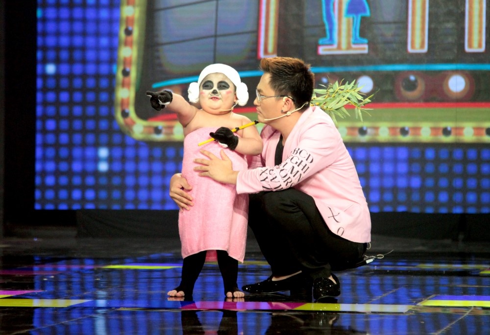 Thần đồng diễn xuất Tin Tin lắc mông điệu nghệ ảnh 2 Than dong dien xuat Tin Tin lac mong dieu nghe anh 2