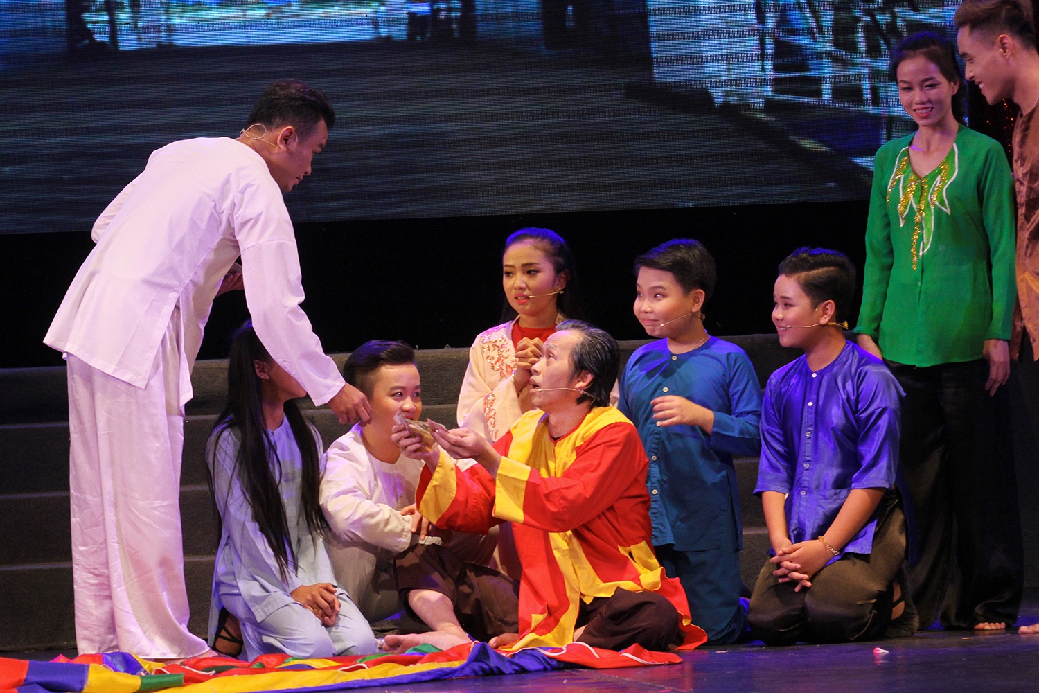 Hoai Linh nhan Quach Phu Thanh lam con nuoi anh 4