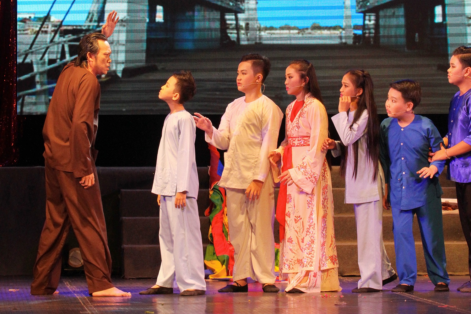 Hoai Linh nhan Quach Phu Thanh lam con nuoi anh 6