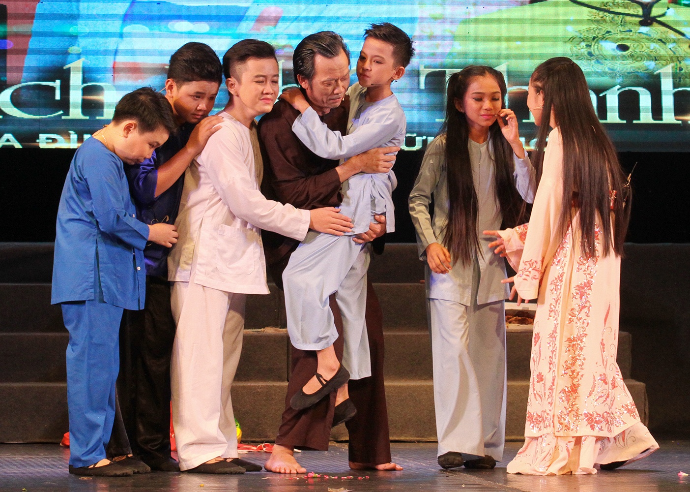 Hoai Linh nhan Quach Phu Thanh lam con nuoi anh 1