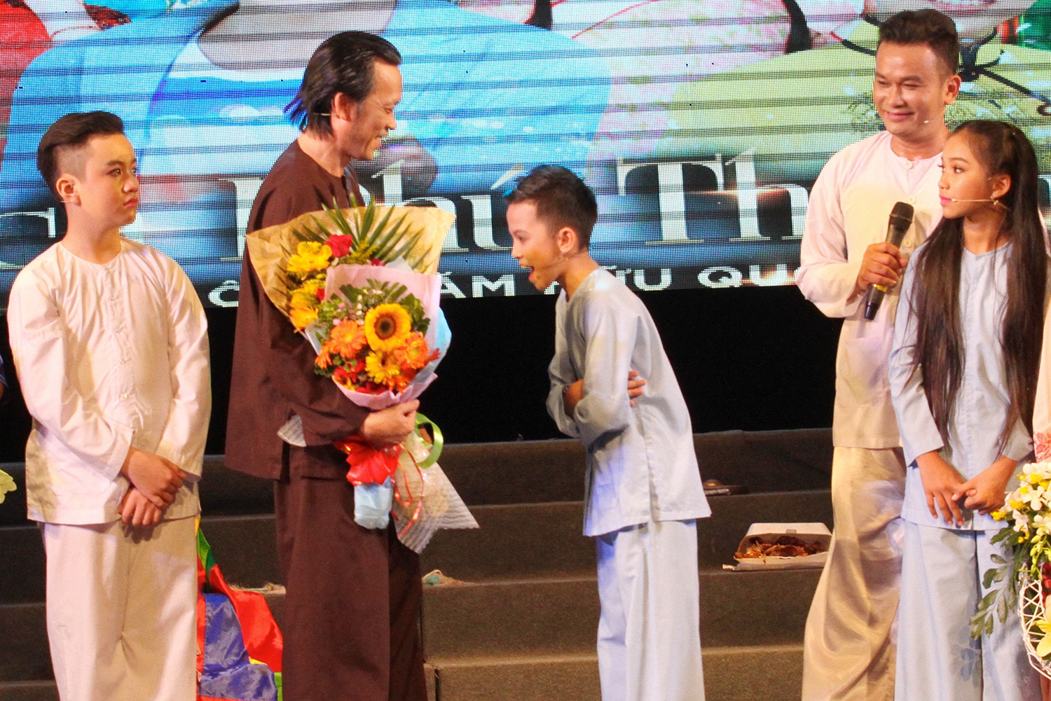 Hoai Linh nhan Quach Phu Thanh lam con nuoi anh 2