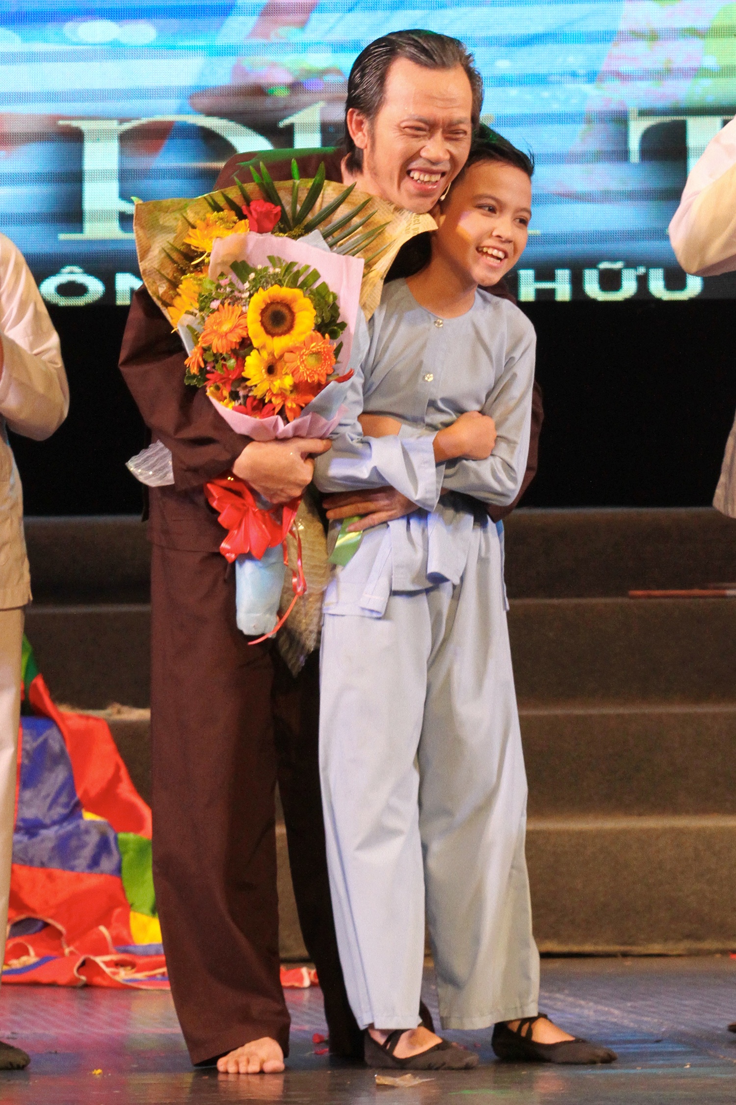 Hoai Linh nhan Quach Phu Thanh lam con nuoi anh 3