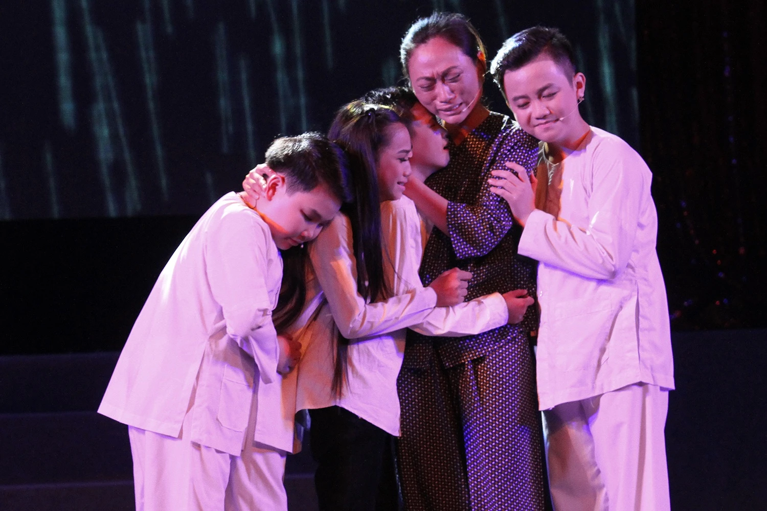 Hoai Linh nhan Quach Phu Thanh lam con nuoi anh 7