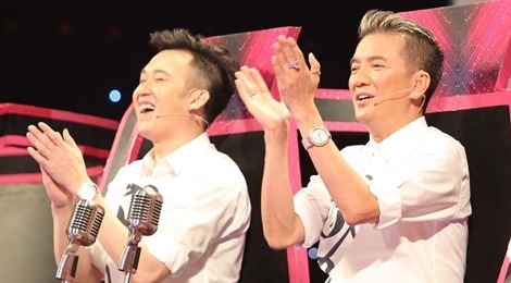 Mr. Dam phan khich khi hoc tro hon nhau tren san khau hinh anh