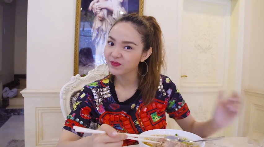 Minh Hang khoe phong ngu hoanh trang anh 4