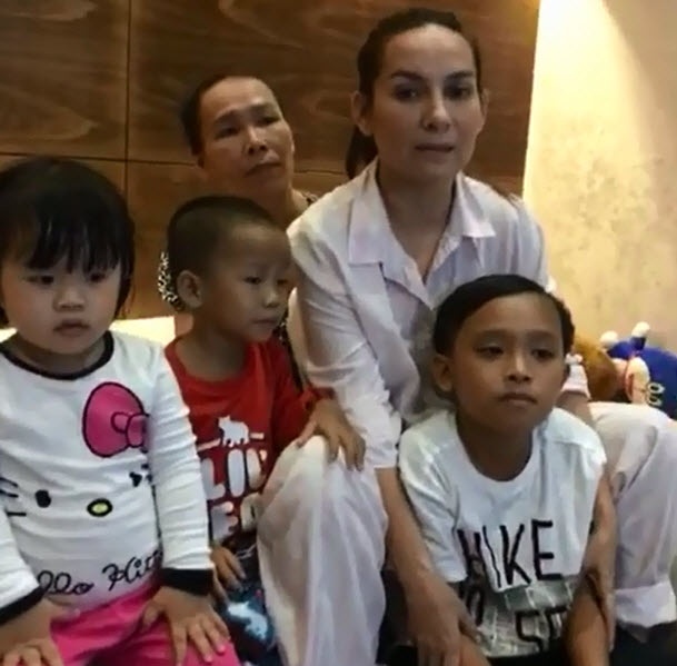 Phi Nhung,  Hồ Văn Cương chia sẻ nỗi đau miền Trung lũ lụt ảnh 1 Phi Nhung,  Ho Van Cuong chia se noi dau mien Trung lu lut anh 1