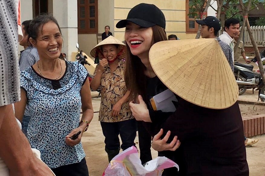 Hồ Ngọc Hà làm từ thiện ảnh 2 Ho Ngoc Ha lam tu thien anh 2