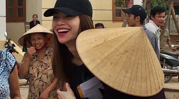 Nhan qua cuu tro, nguoi dan Quang Binh om cham Ho Ngoc Ha hinh anh