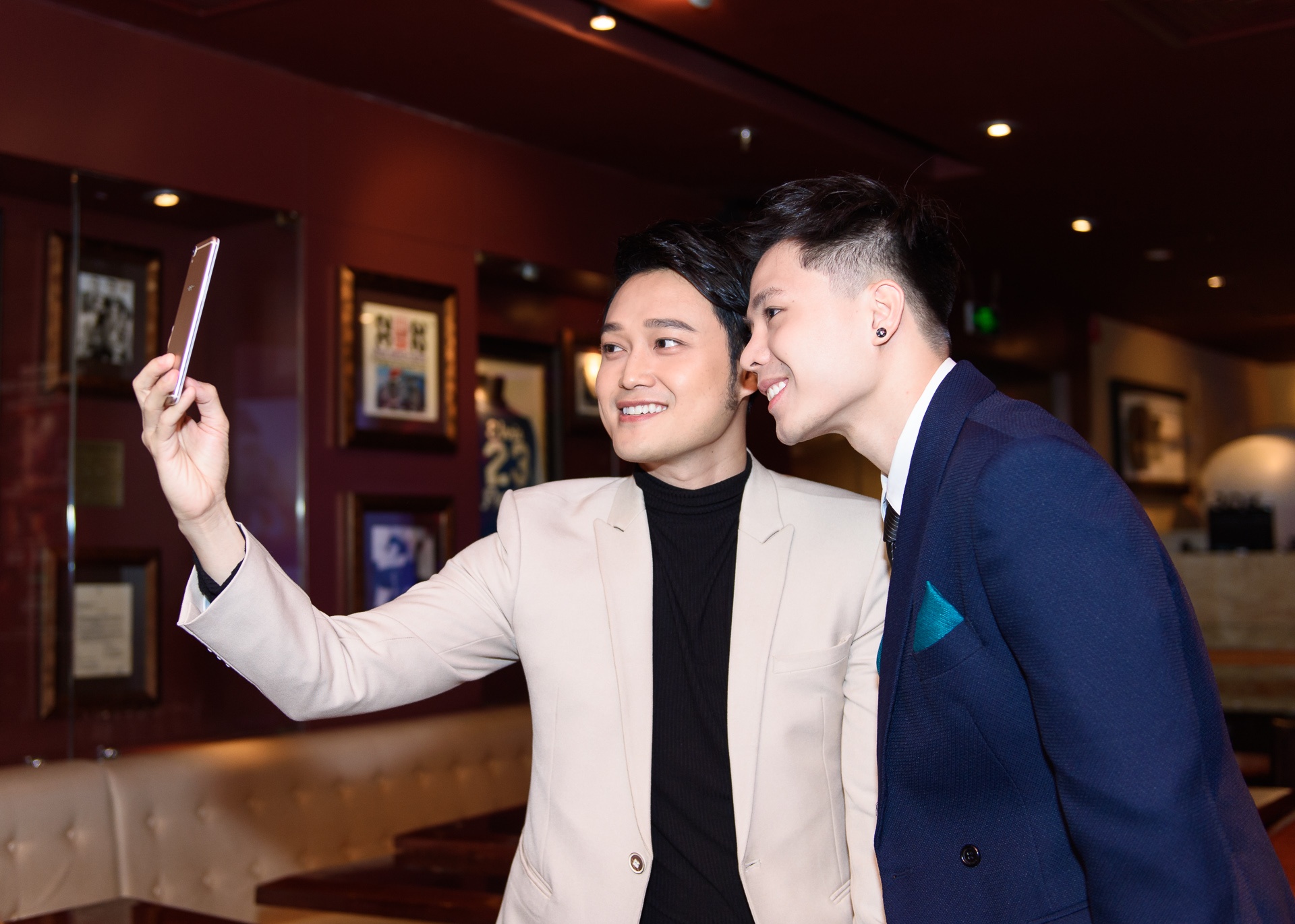 Hương Tràm đến chúc mừng Trịnh Thăng Bình ảnh 8 Huong Tram den chuc mung Trinh Thang Binh anh 8