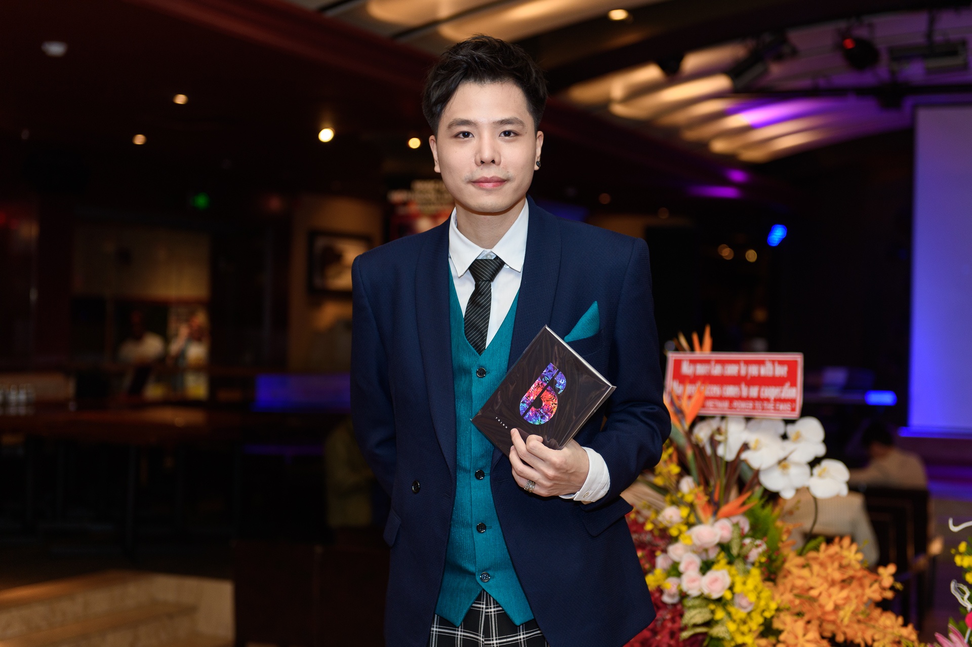 Hương Tràm đến chúc mừng Trịnh Thăng Bình ảnh 1 Huong Tram den chuc mung Trinh Thang Binh anh 1