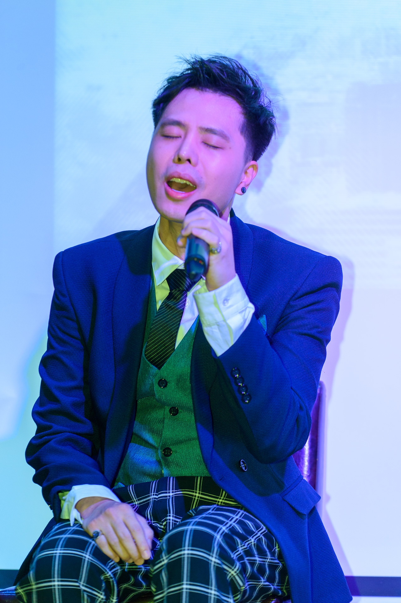 Hương Tràm đến chúc mừng Trịnh Thăng Bình ảnh 2 Huong Tram den chuc mung Trinh Thang Binh anh 2