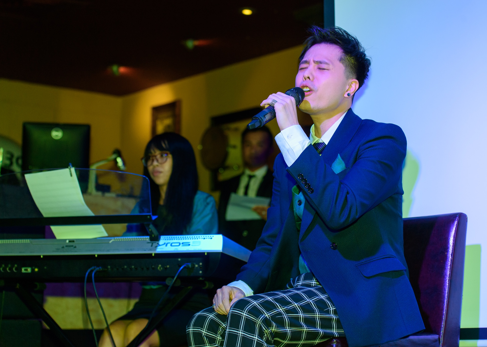 Hương Tràm đến chúc mừng Trịnh Thăng Bình ảnh 3 Huong Tram den chuc mung Trinh Thang Binh anh 3