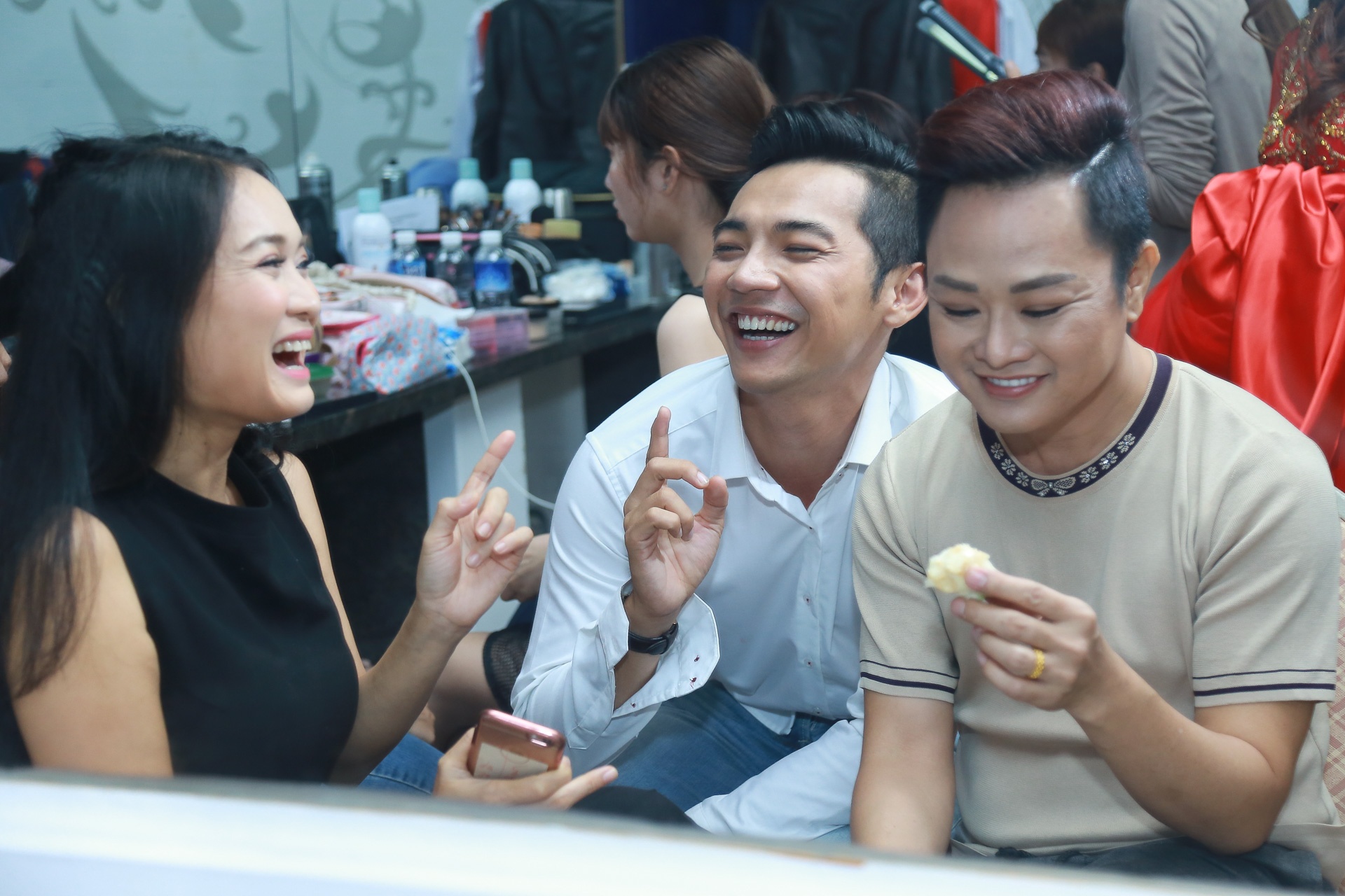 Dam Vinh Hung trang diem cho chong Cam Ly anh 8