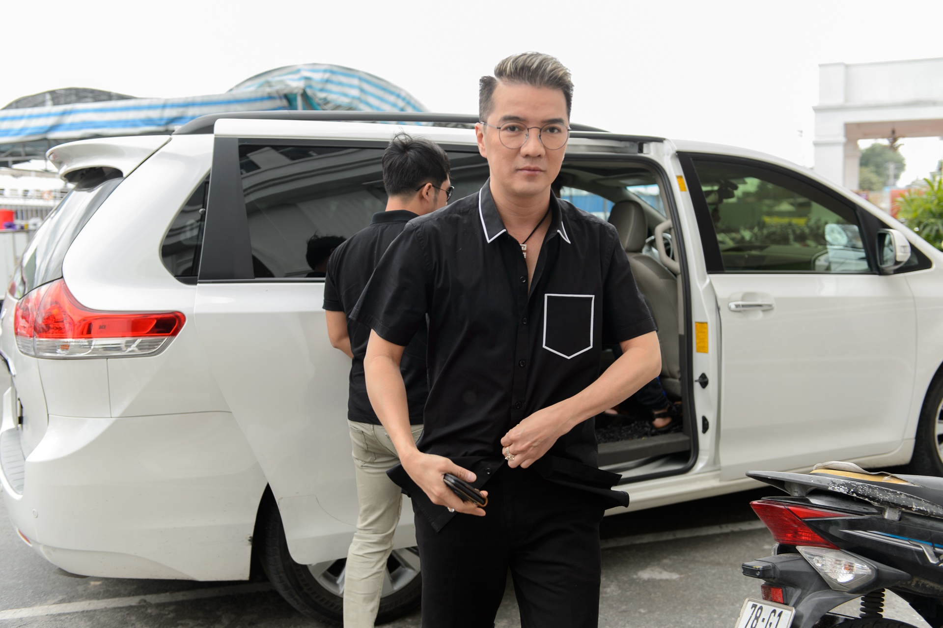 Dam Vinh Hung trang diem cho chong Cam Ly anh 1