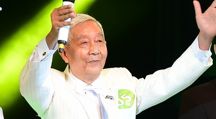 Cu ong 78 tuoi khoc khi to tinh voi vo tren song truyen hinh hinh anh