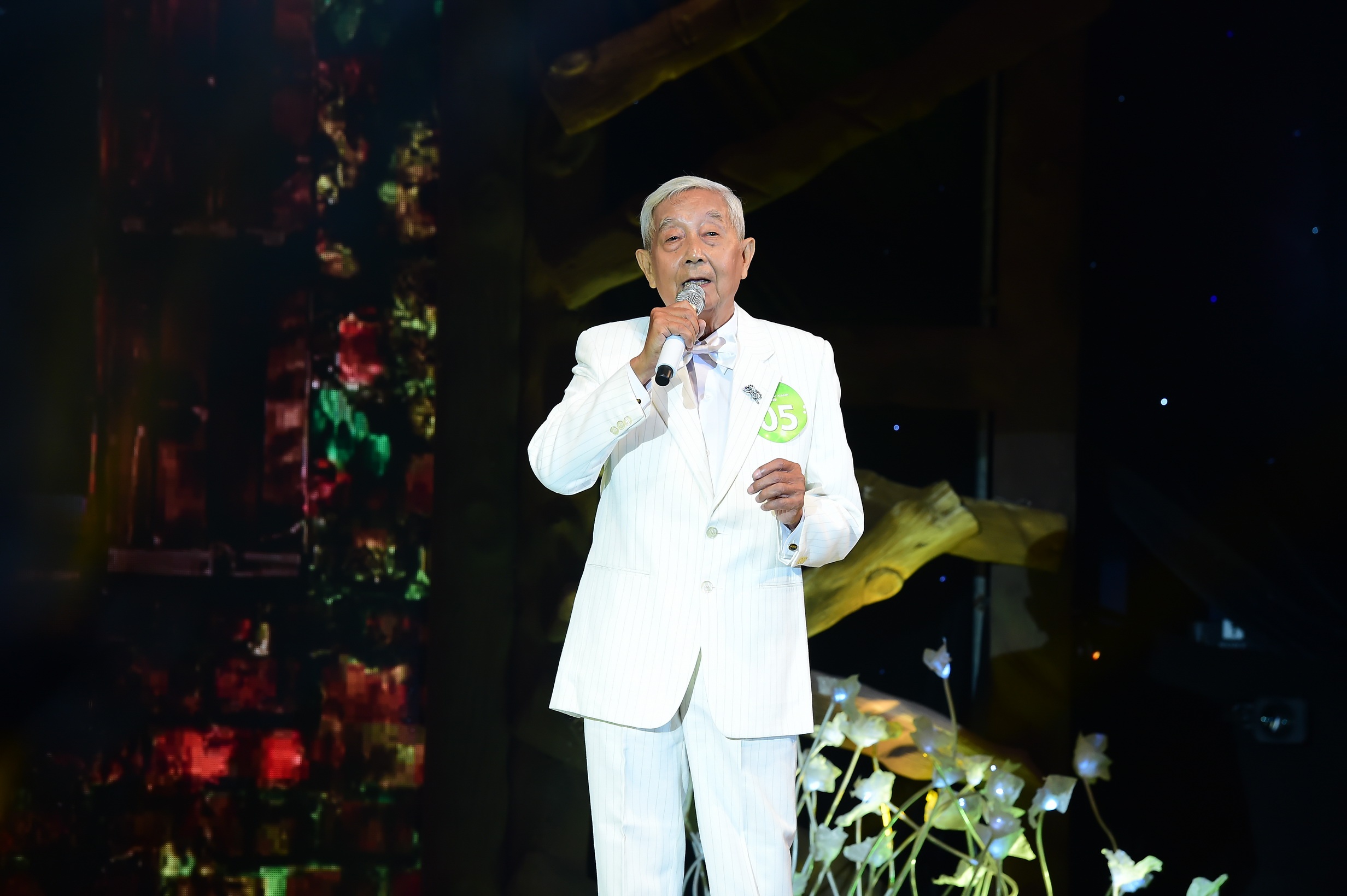 Cu ong 78 tuoi to tinh voi vo tren san khau anh 2