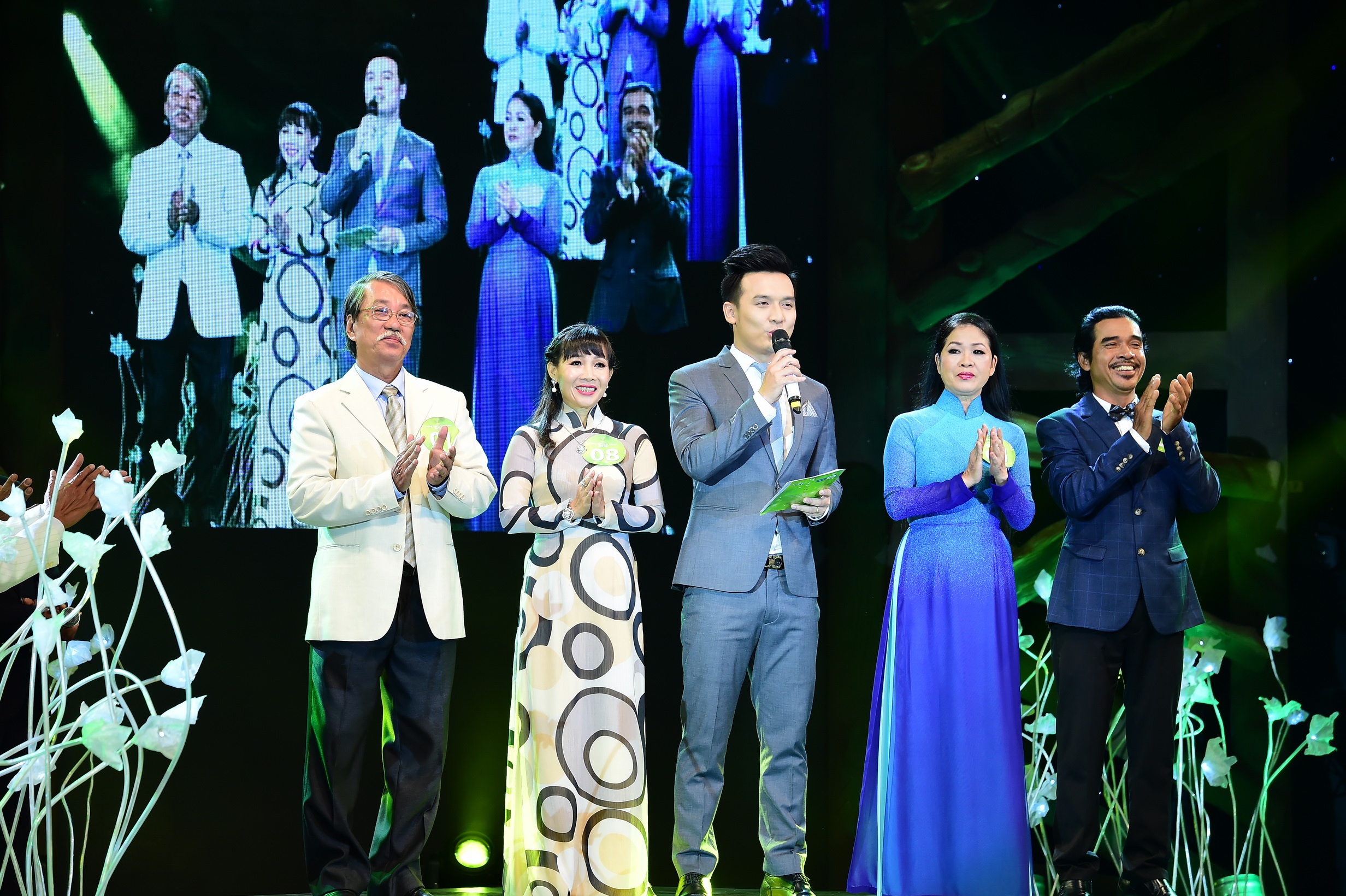 Cu ong 78 tuoi to tinh voi vo tren san khau anh 3