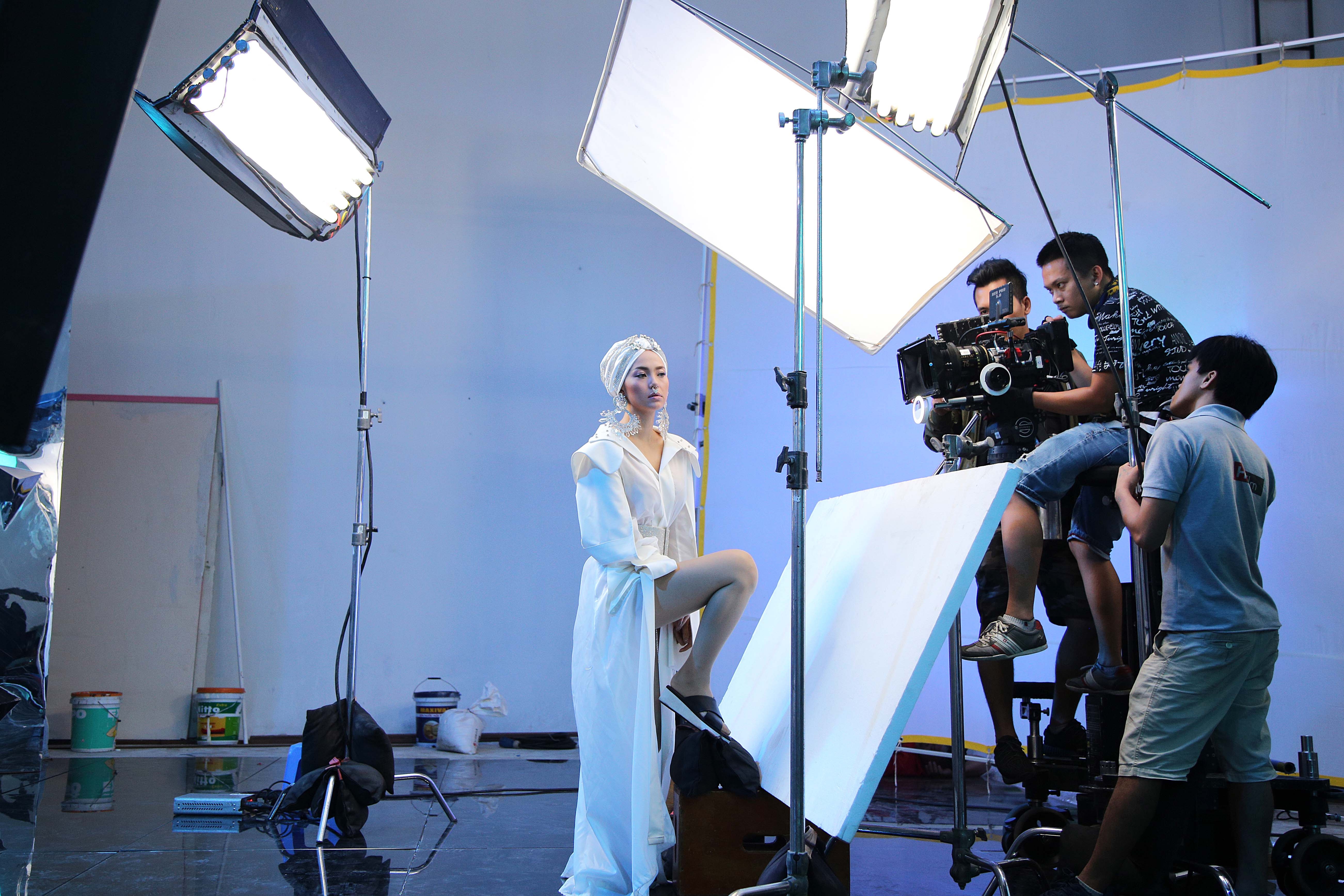 Minh Hang bi thuong tren phim truong quay MV anh 4