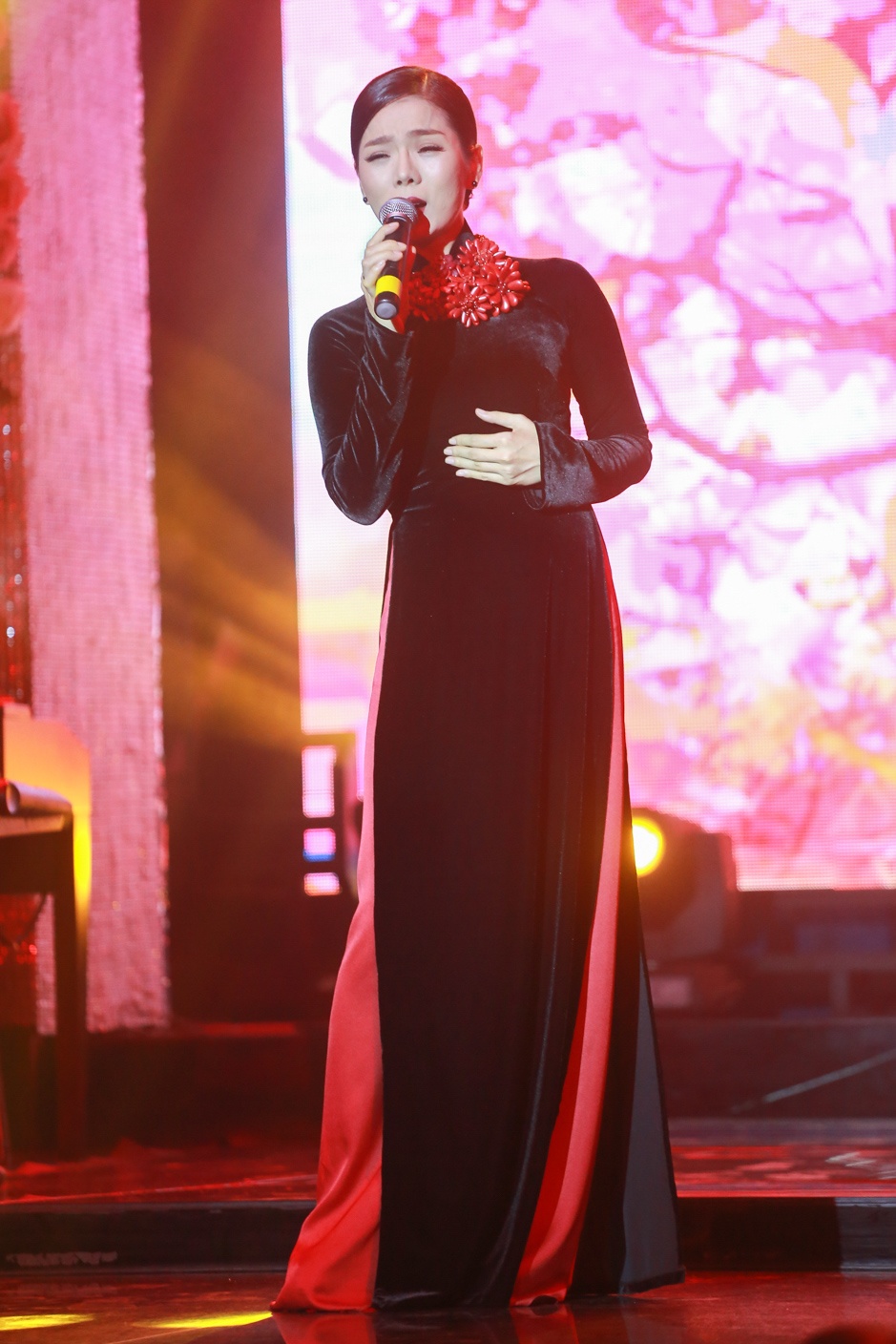 Dam Vinh Hung dau gia tui hieu giup mien Trung anh 11