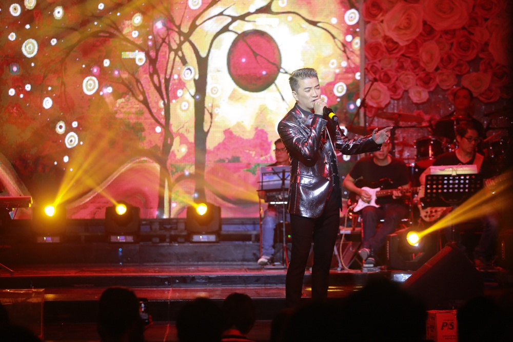 Dam Vinh Hung dau gia tui hieu giup mien Trung anh 5