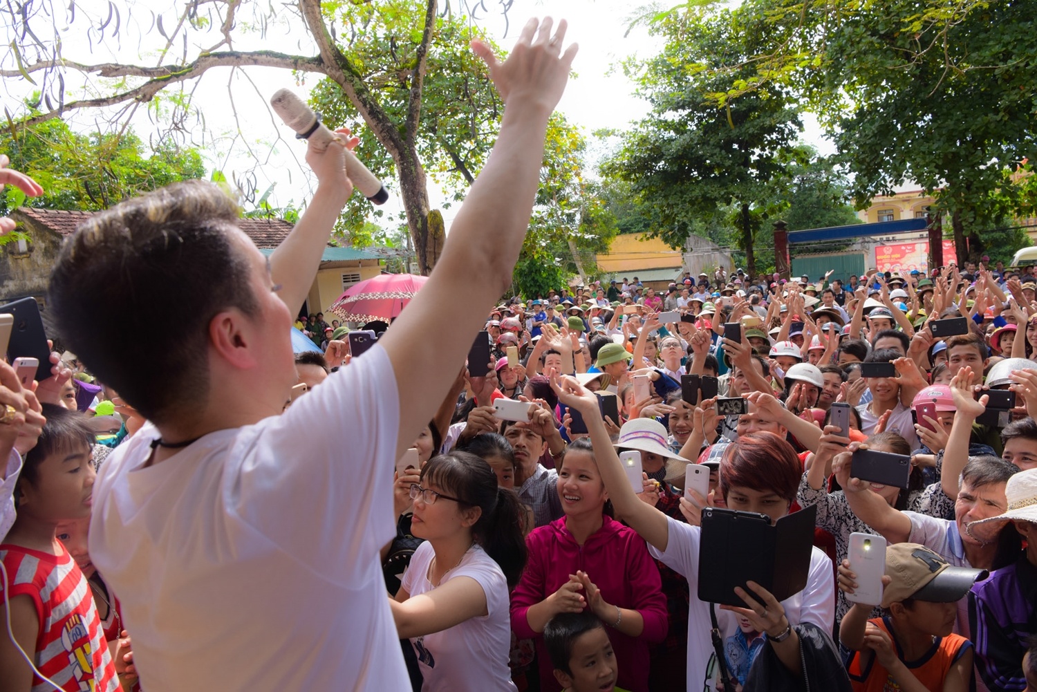 Dam Vinh Hung ve mien Trung tu thien anh 3