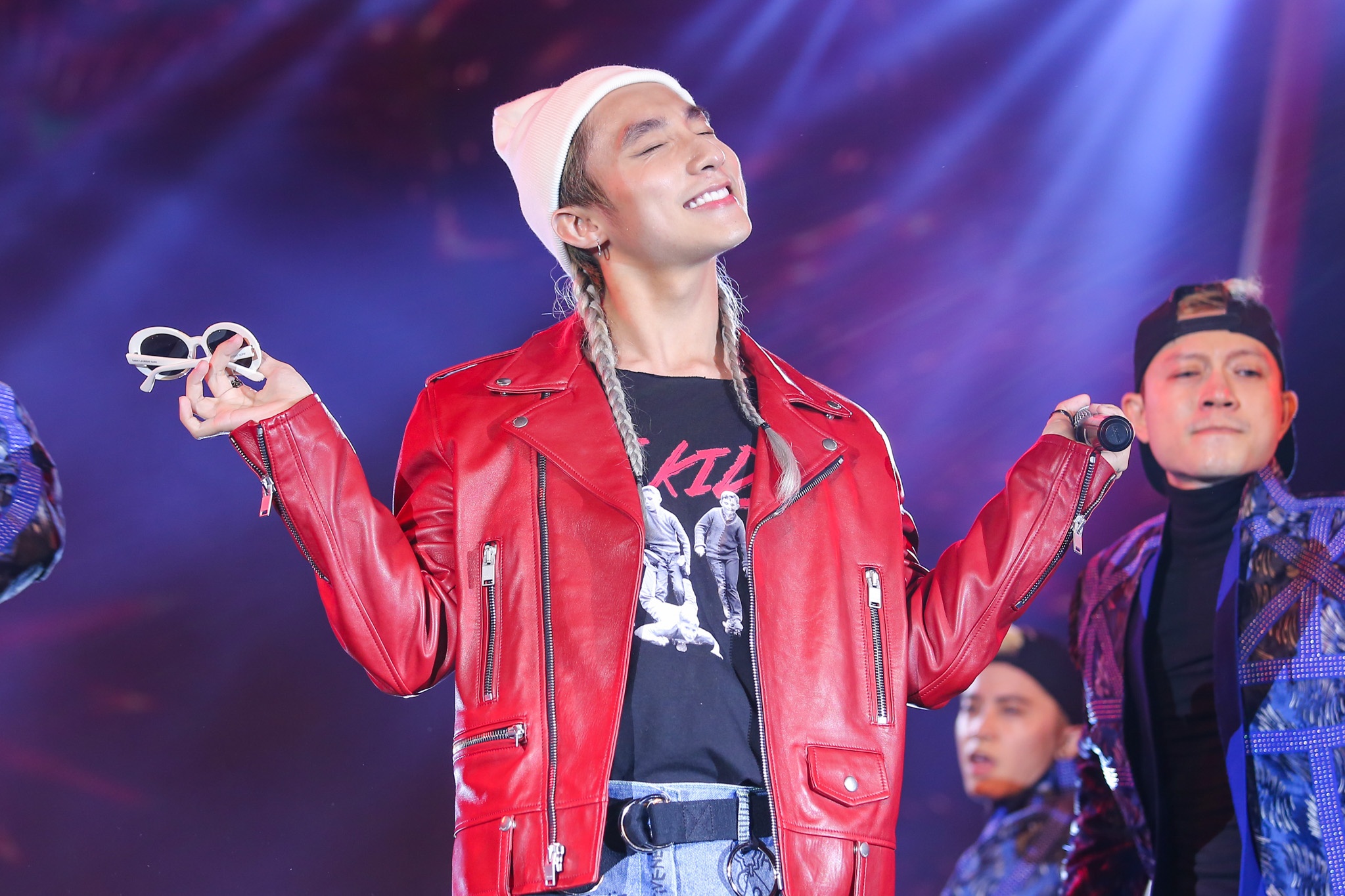 Son Tung duoc ve si bao ve dac biet khi di dien anh 5