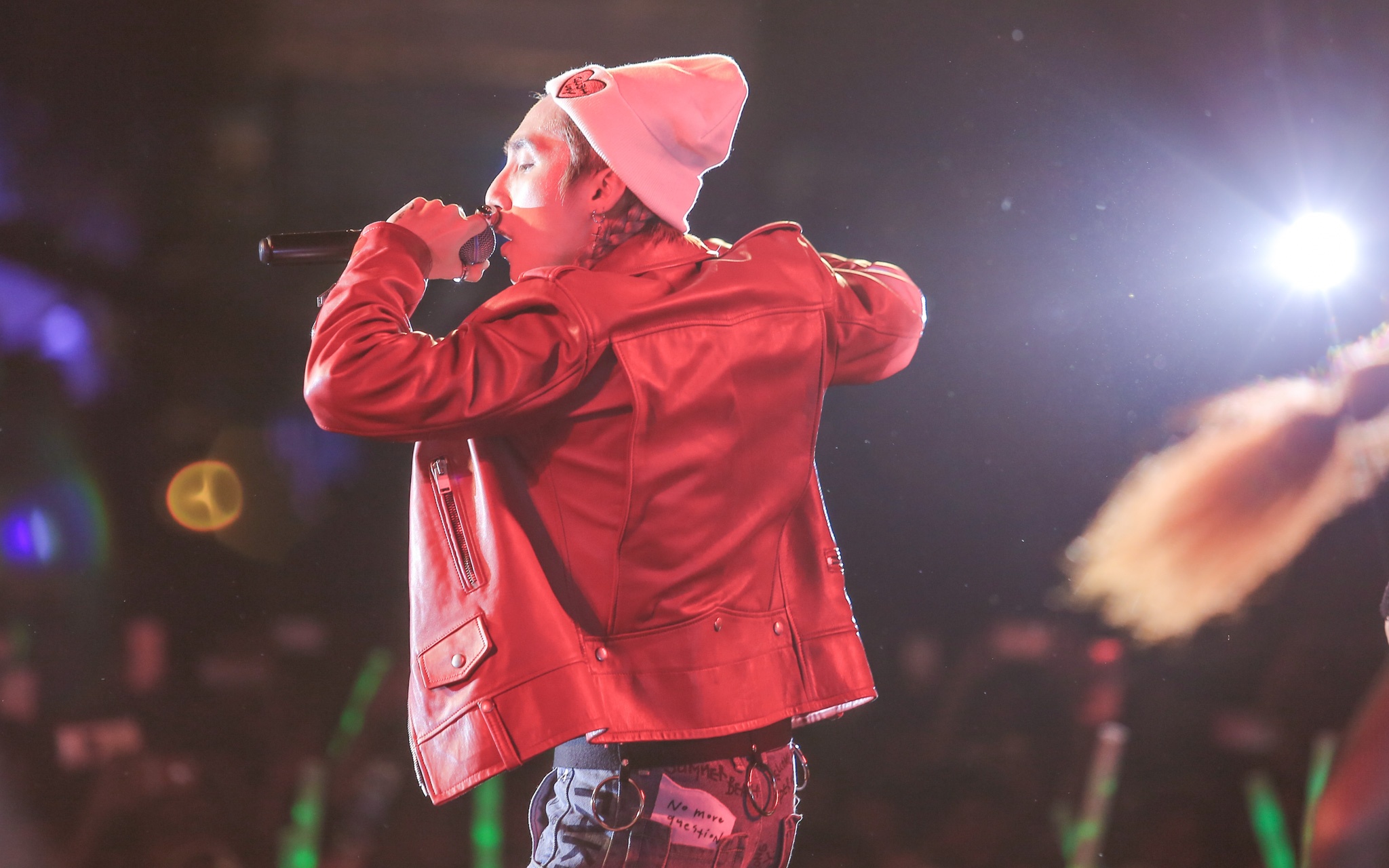 Son Tung duoc ve si bao ve dac biet khi di dien anh 6