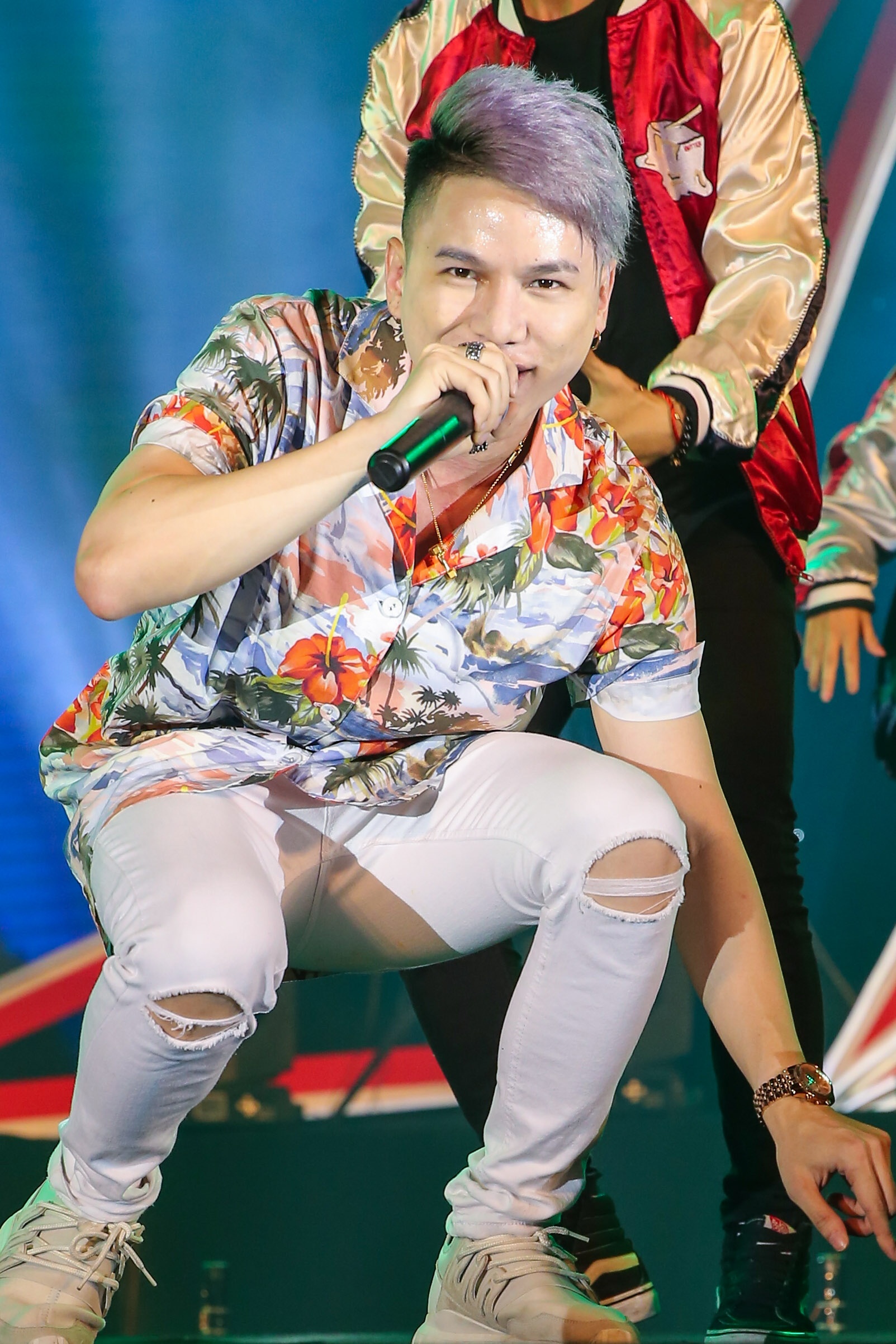 Son Tung duoc ve si bao ve dac biet khi di dien anh 7