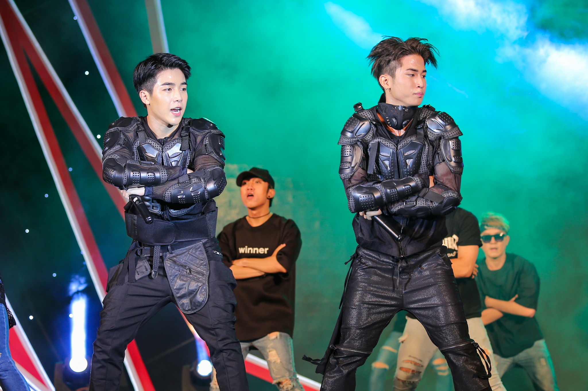 Son Tung duoc ve si bao ve dac biet khi di dien anh 10