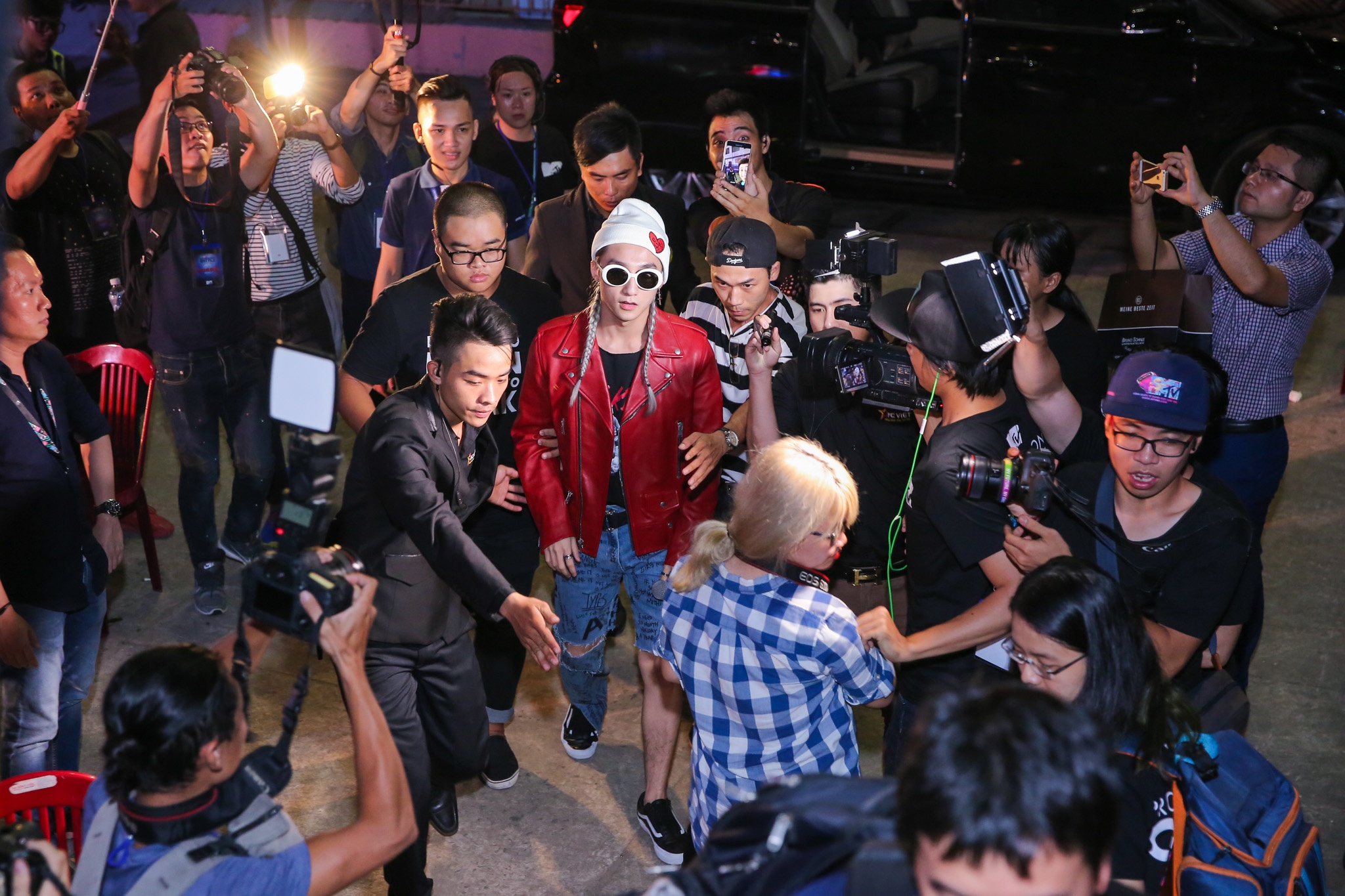 Son Tung duoc ve si bao ve dac biet khi di dien anh 2