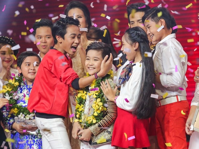 Khoanh khac dang quang cua hoc tro Dong Nhi va Ong Cao Thang hinh anh