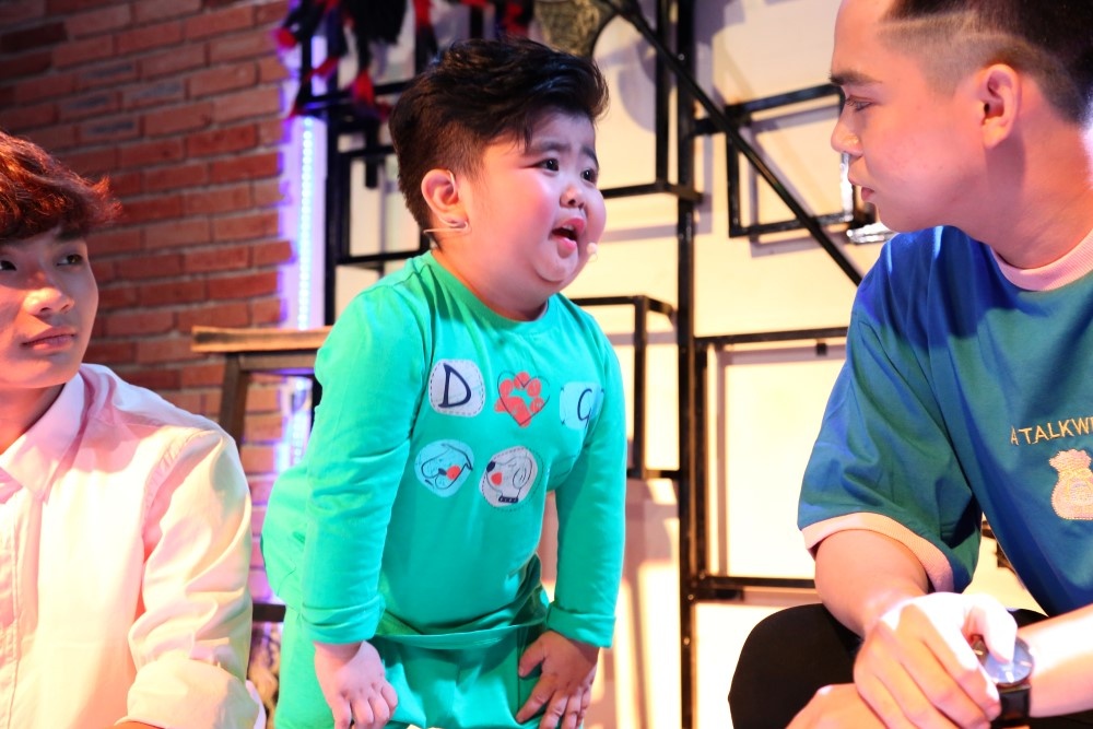 Tin Tin hat mua nhu nguoi lon khi hop fan hinh anh