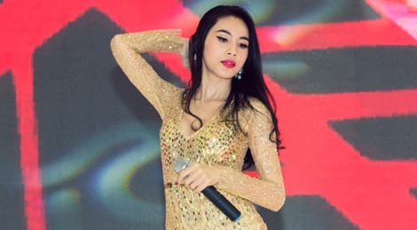Thuy Tien, Dong Nhi dien voi jumpsuit goi cam hinh anh