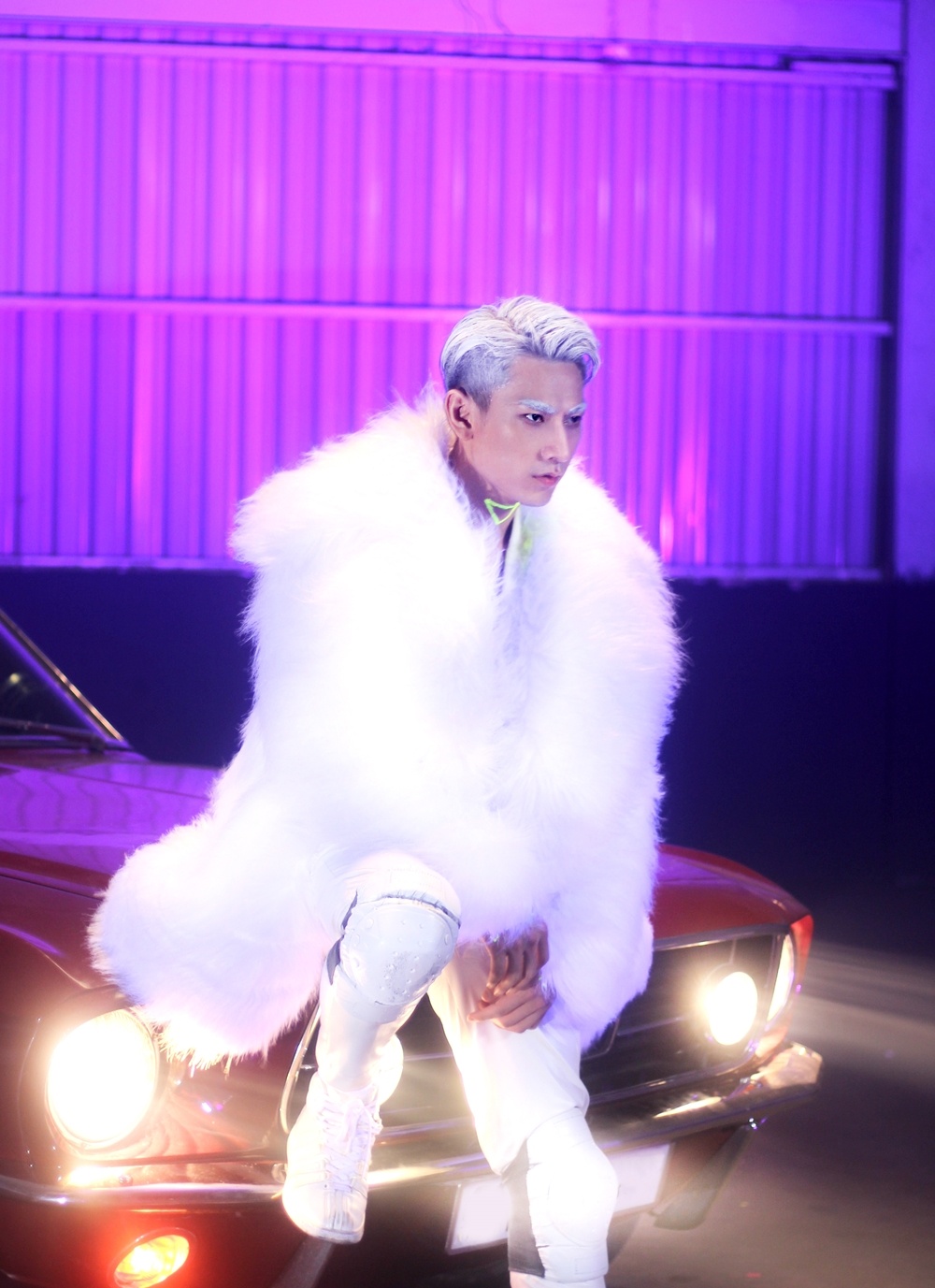 Isaac bùng nổ trong MV mới. ảnh 2 Isaac bung no trong MV moi. anh 2