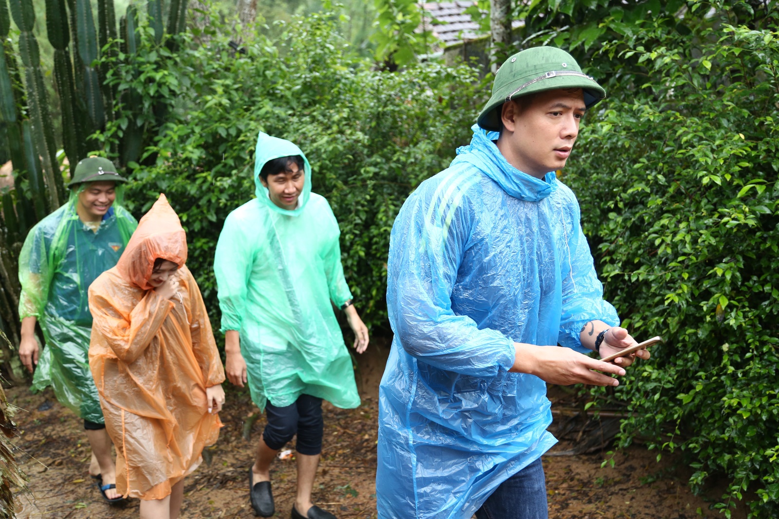 Bình Minh đội mưa trao quà cho bà con miền Trung ảnh 1 Binh Minh doi mua trao qua cho ba con mien Trung anh 1