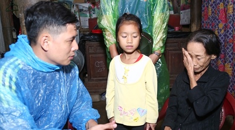 Binh Minh doi mua, loi bun di cuu tro nguoi dan mien Trung hinh anh
