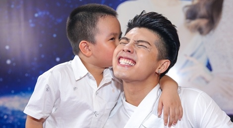 Noo Phuoc Thinh cuoi tit mat khi duoc fan nhi hon hinh anh