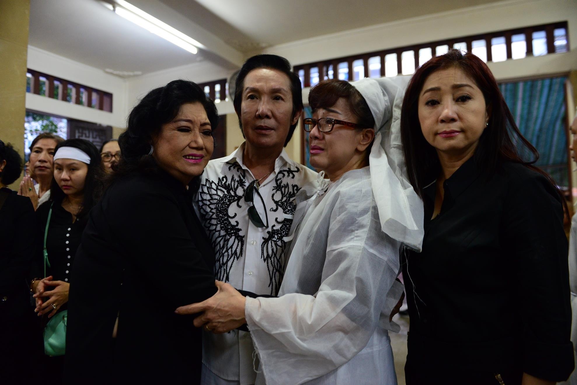 Nghe si tien dua sau nu Ut Bach Lan ve noi an nghi anh 2