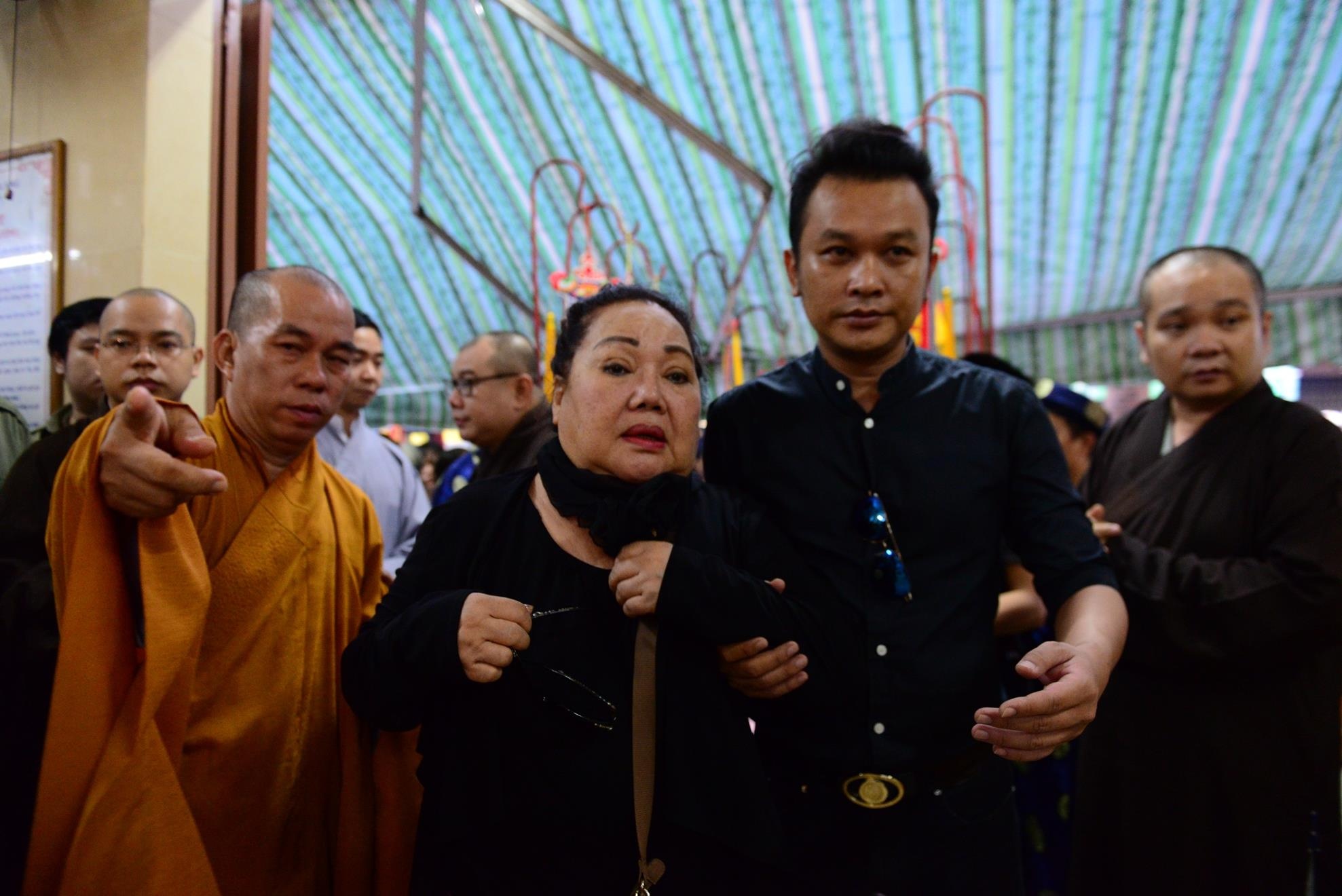 Nghe si tien dua sau nu Ut Bach Lan ve noi an nghi anh 1