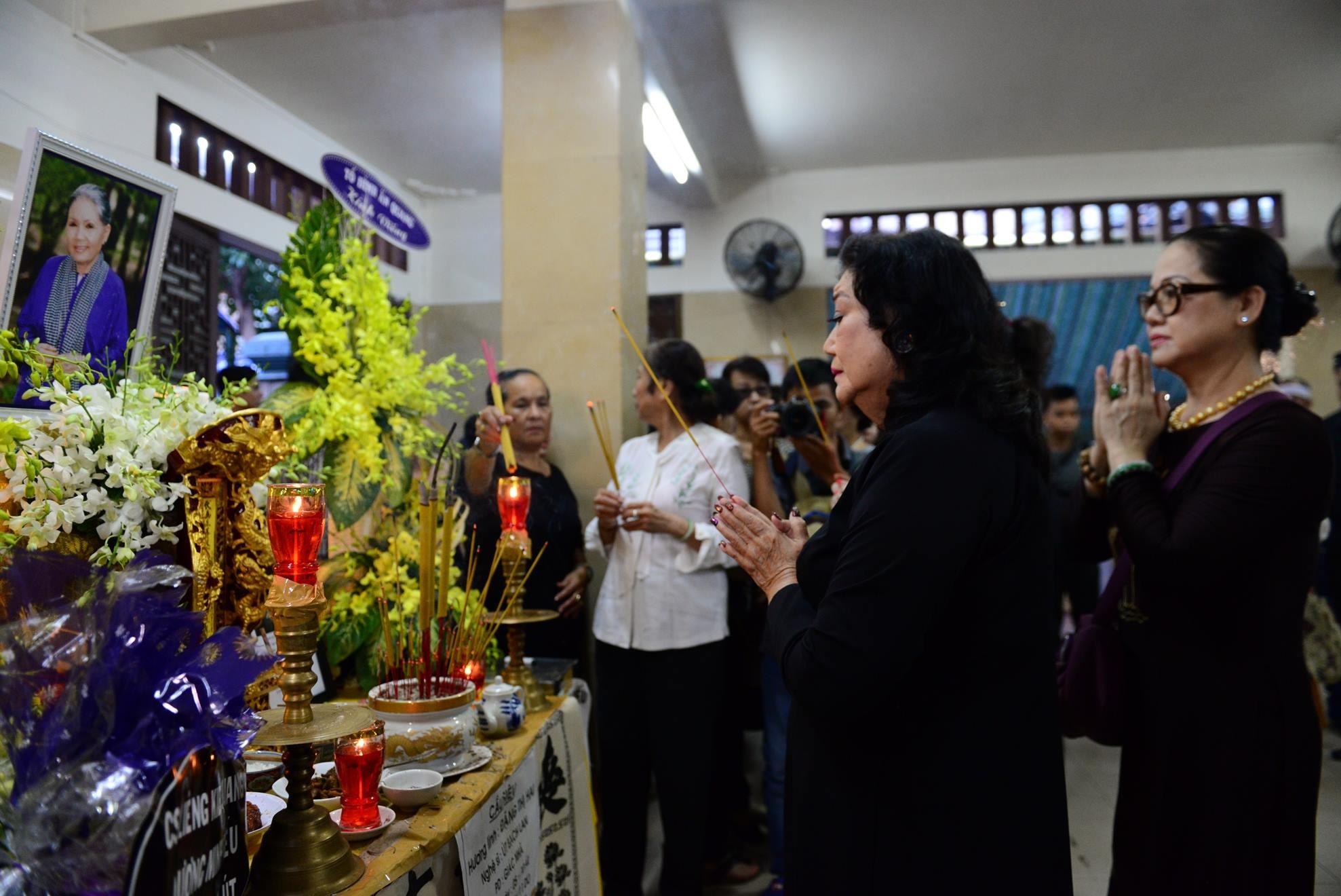 Nghe si tien dua sau nu Ut Bach Lan ve noi an nghi anh 3