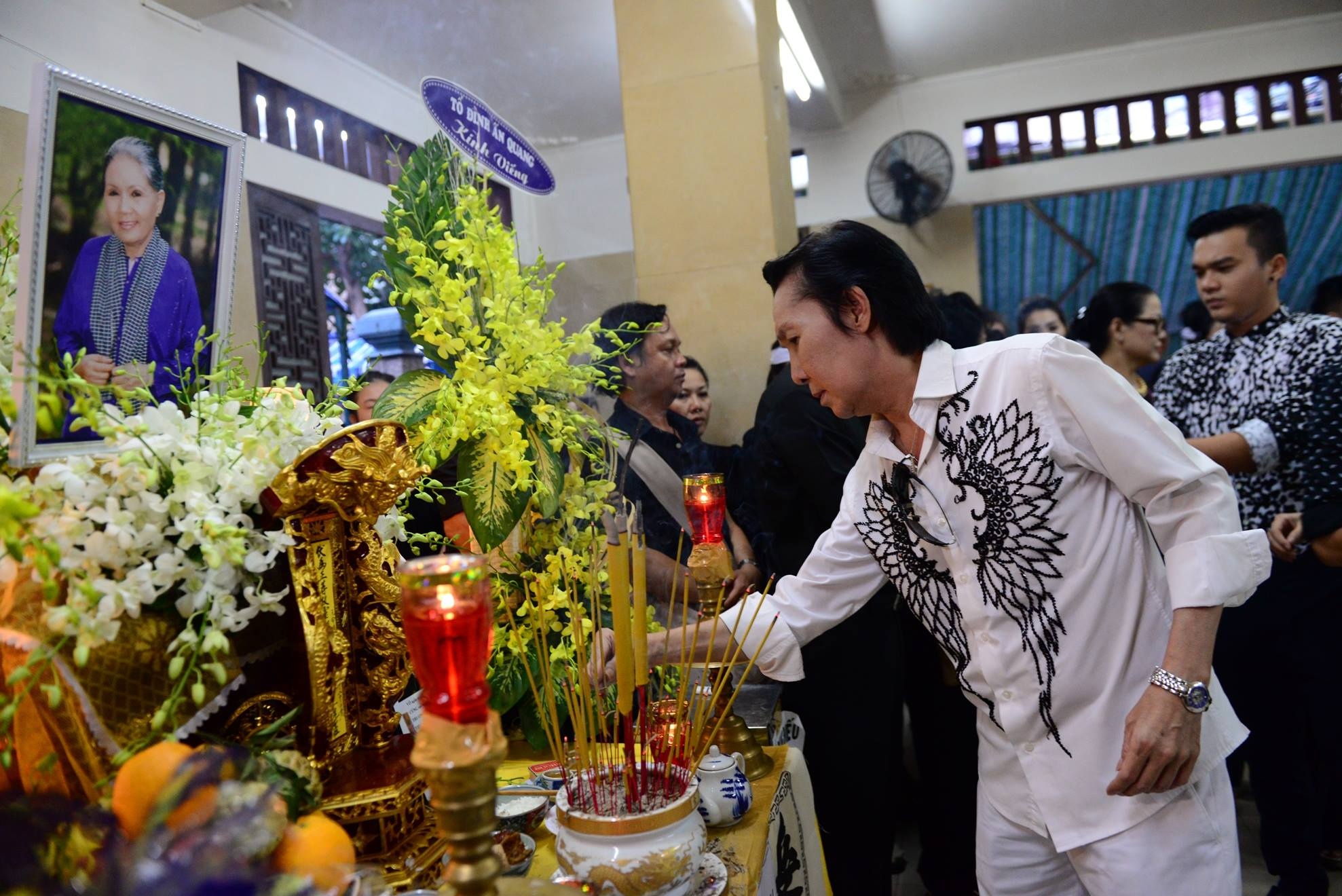 Nghe si tien dua sau nu Ut Bach Lan ve noi an nghi anh 4