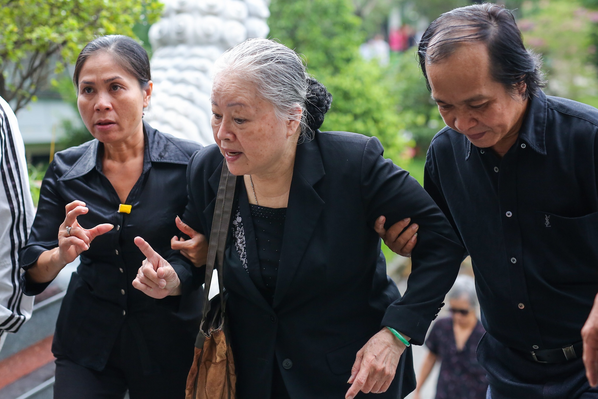 Nghe si tien dua sau nu Ut Bach Lan ve noi an nghi anh 9