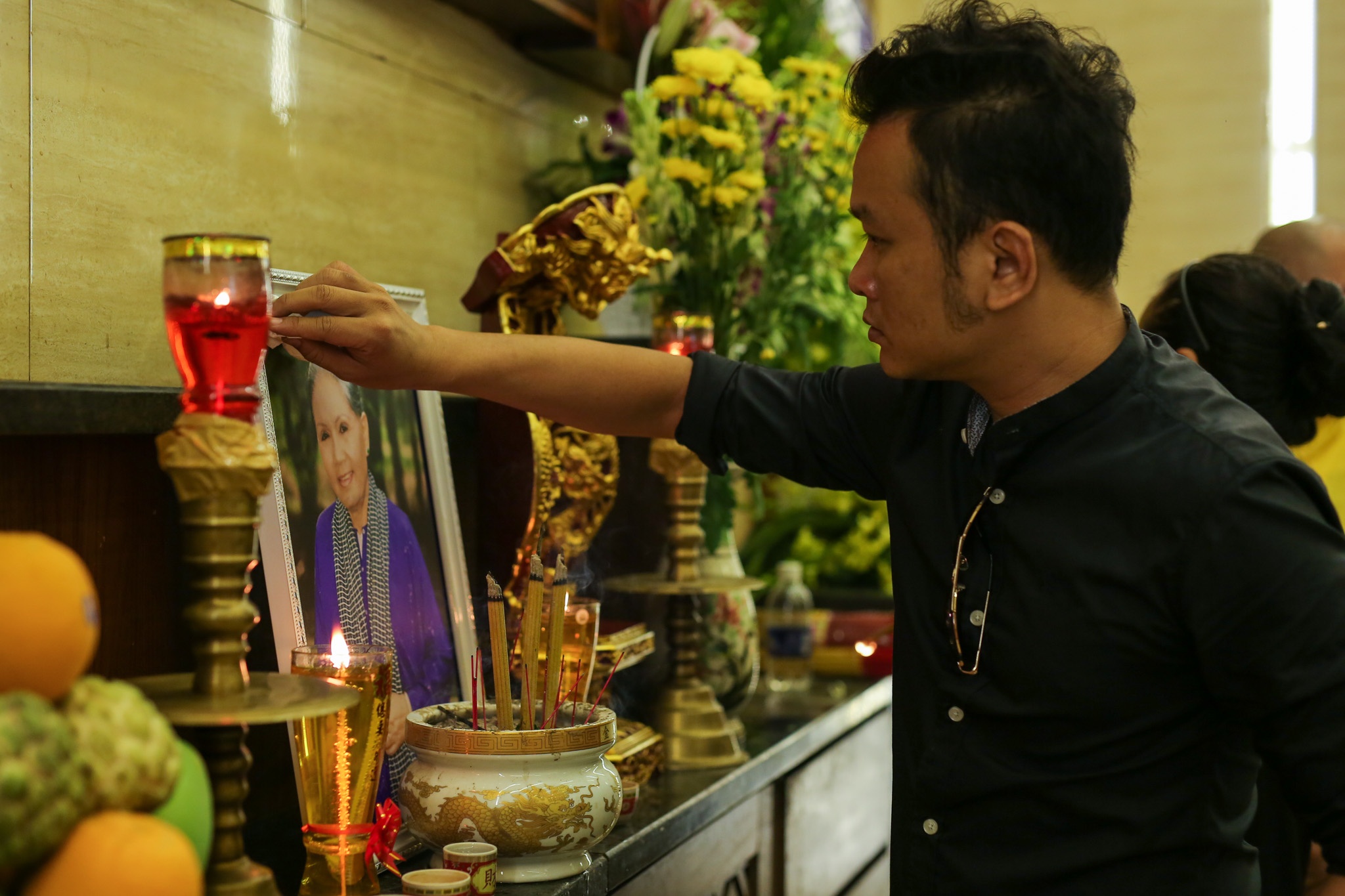 Nghe si tien dua sau nu Ut Bach Lan ve noi an nghi anh 10