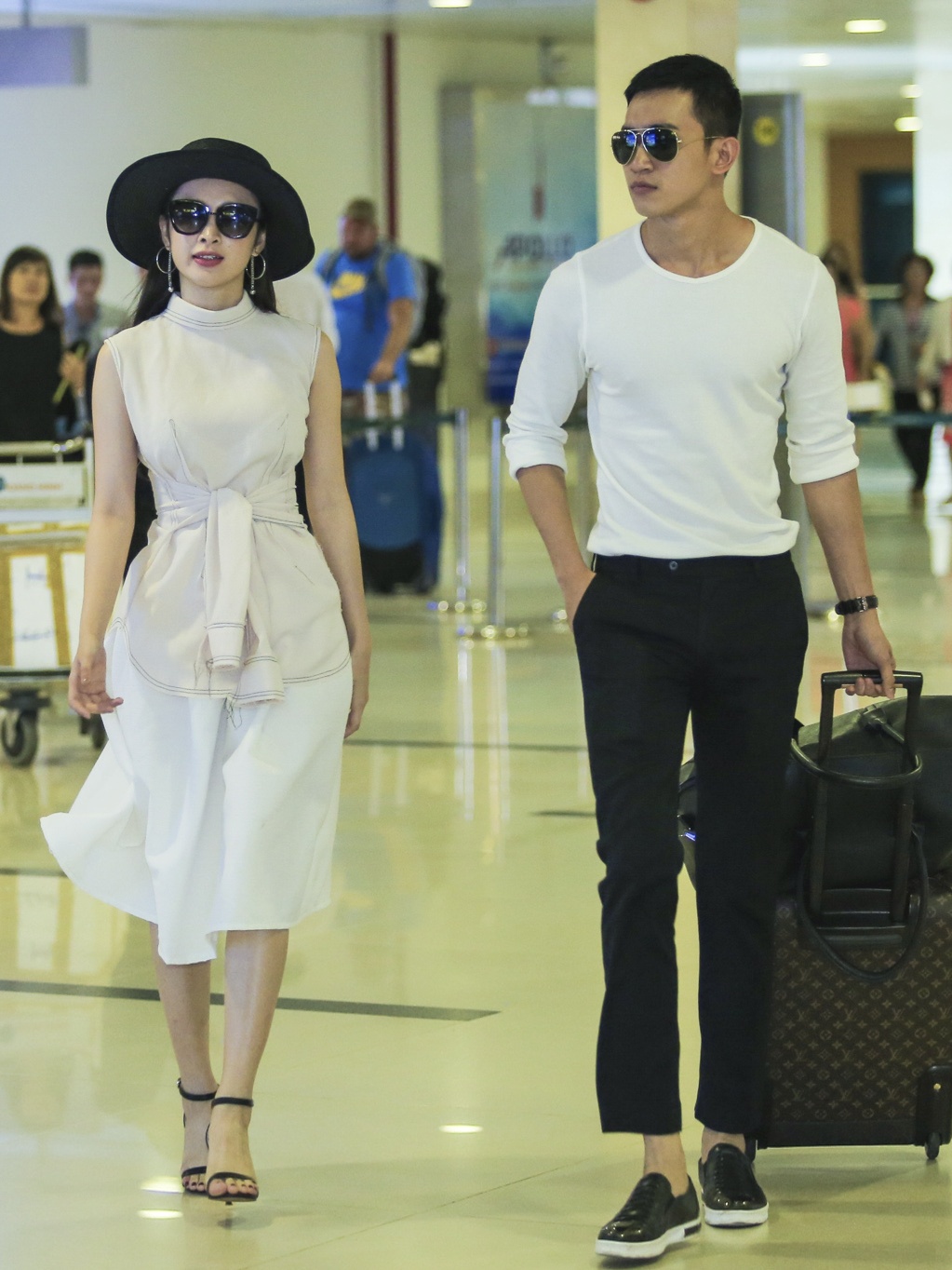 Angela Phuong Trinh tinh tu cung Vo Canh o san bay anh 1