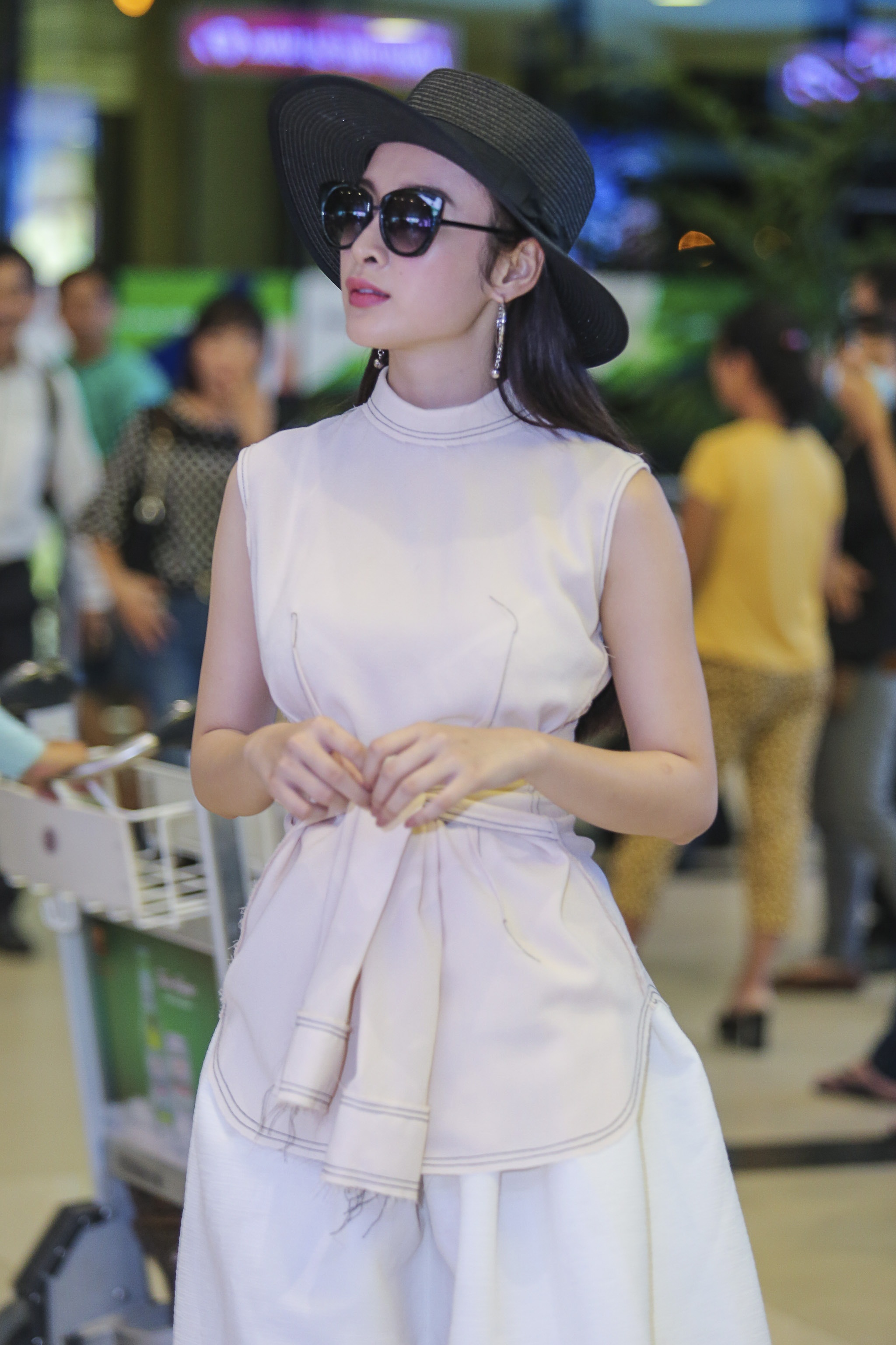 Angela Phuong Trinh tinh tu cung Vo Canh o san bay anh 3