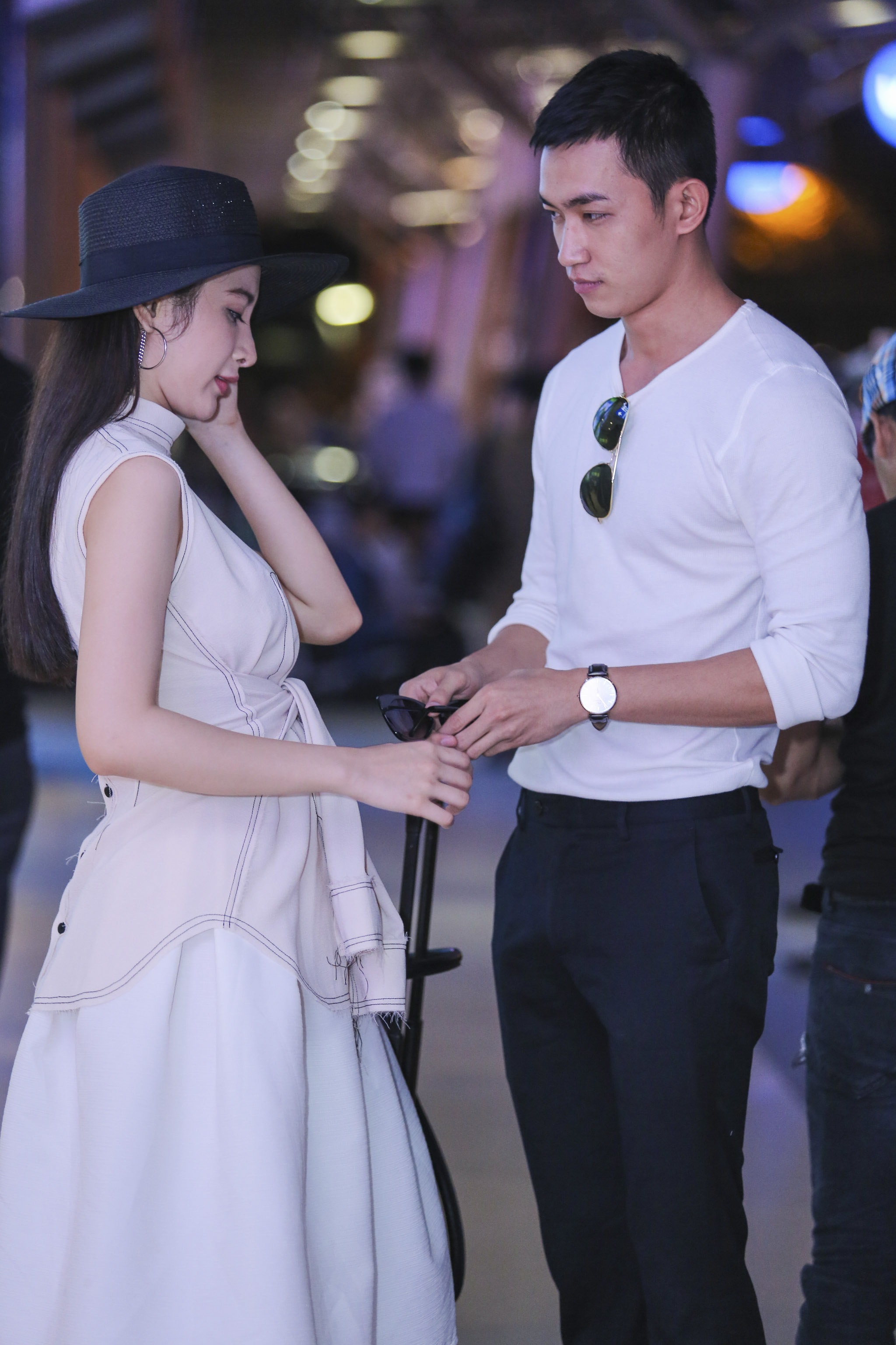 Angela Phuong Trinh tinh tu cung Vo Canh o san bay anh 4