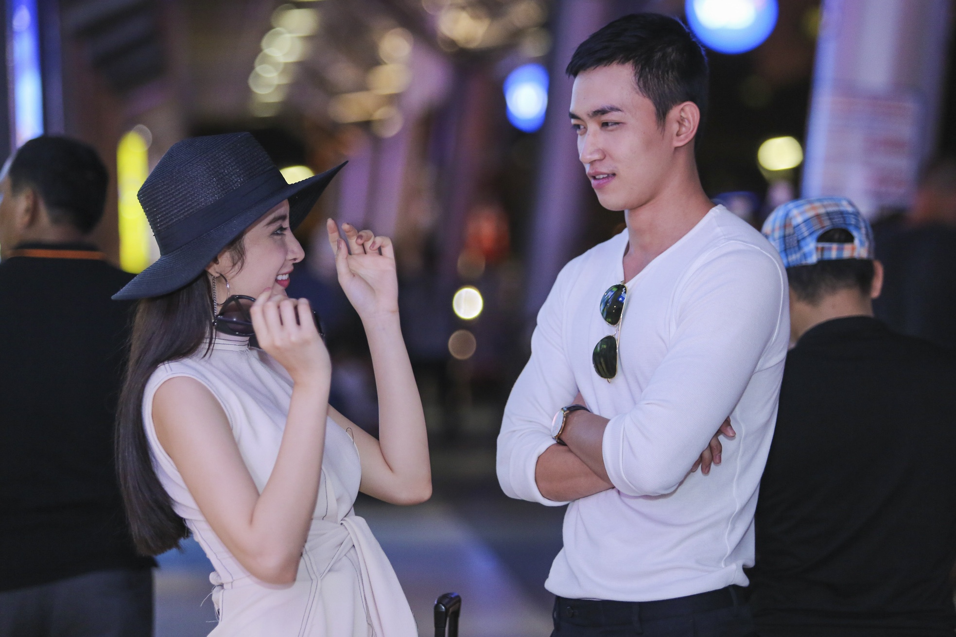 Angela Phuong Trinh tinh tu cung Vo Canh o san bay anh 5